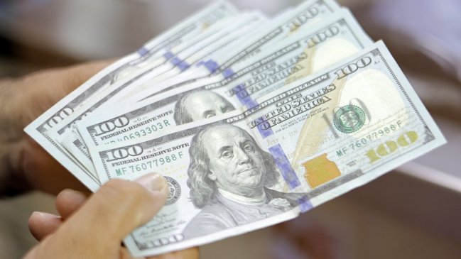 Pese a una caída, dólar se mantiene sobre los mil pesos