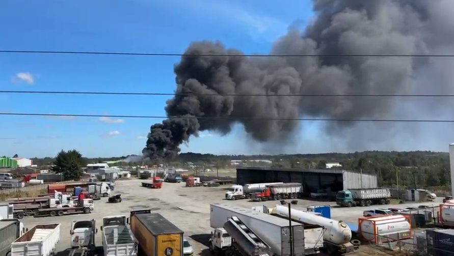 Puerto Montt: Incendio afecta a empresa de reciclaje y genera alerta por toxicidad