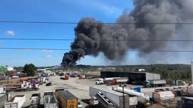 Puerto Montt: Incendio afecta a empresa de reciclaje y genera alerta por toxicidad