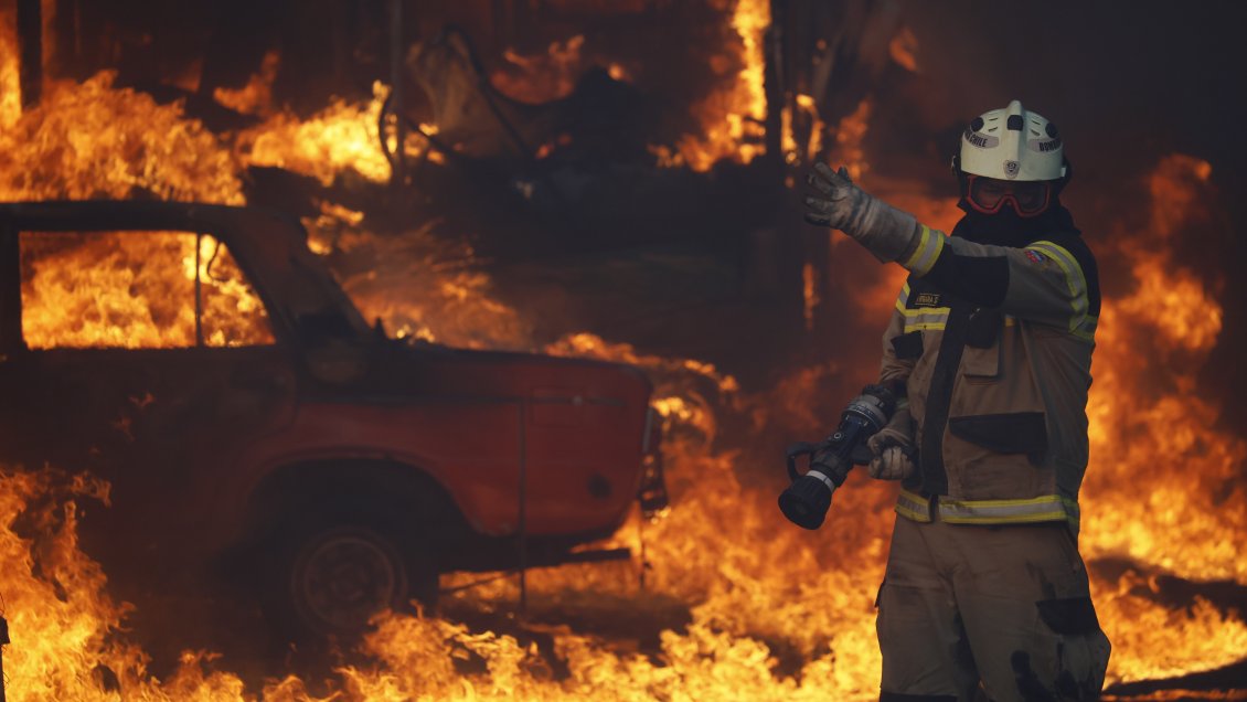 Amenaza a viviendas: Incendio forestal en Purén obliga a decretar alerta roja Amenaza a viviendas: Incendio forestal en Purén obliga a decretar alerta roja