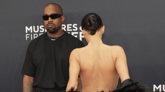 Grammy: Kanye West llegó sin invitación y su pareja usó ropa transparente