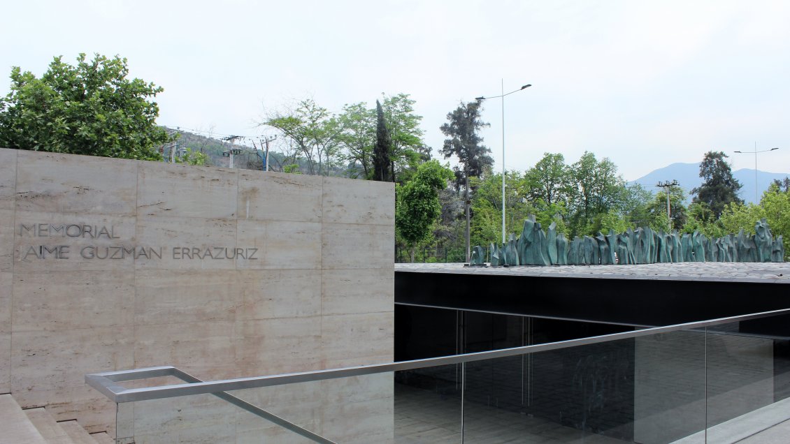 Escultora asestó golpe judicial a la UDI por estatuillas similares al memorial de Jaime Guzmán Escultora asestó golpe judicial a la UDI por estatuillas similares al memorial de Jaime Guzmán