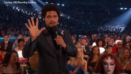   Trevor Noah se llena de críticas por bromas contra Shakira y los inmigrantes en los Grammy 2025 