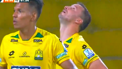   [VIDEO] Luciano Pons erró un penal en su debut con Atlético Bucamaranga 