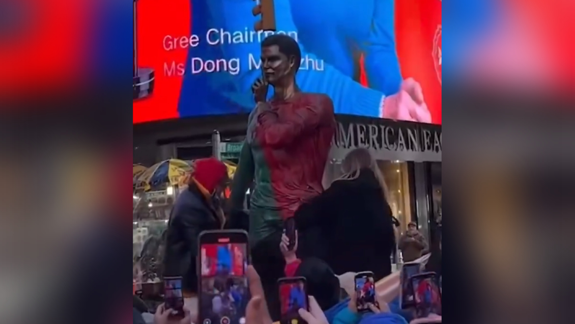 [VIDEO] Hinchas develaron estatua de Cristiano Ronaldo en Nueva York por su cumpleaños 40