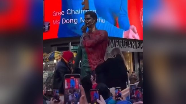 [VIDEO] Hinchas develaron estatua de Cristiano Ronaldo en Nueva York por su cumpleaños 40