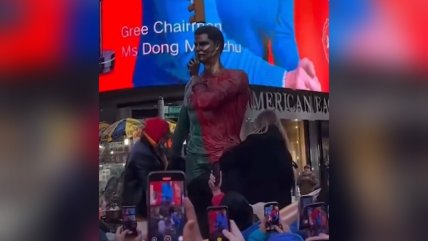   [VIDEO] Hinchas develaron estatua de Cristiano Ronaldo en Nueva York por su cumpleaños 40 