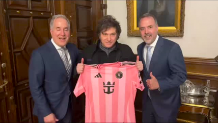   Dueños de Inter Miami le regalaron a Javier Milei una camiseta firmada por Lionel Messi 