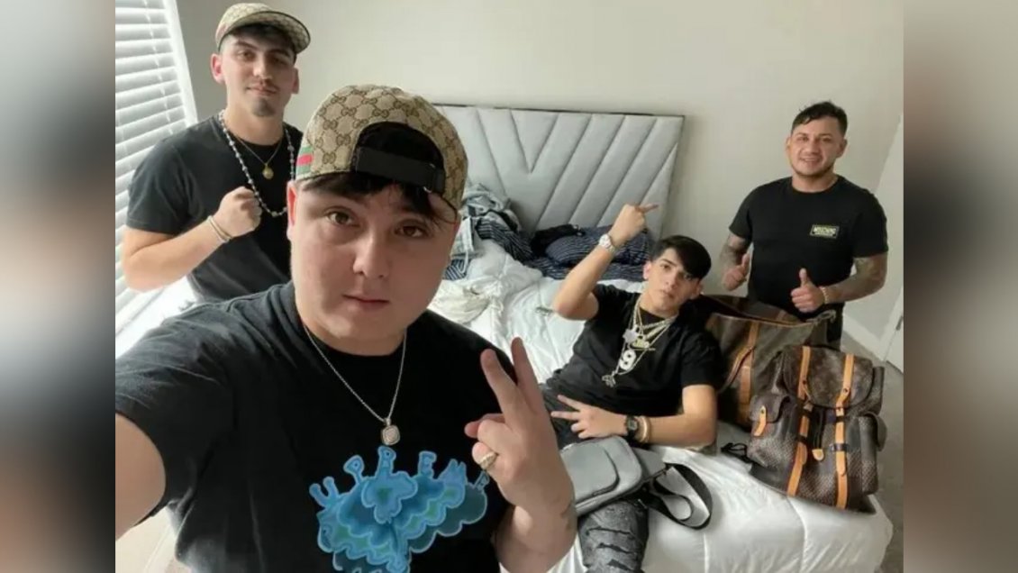Chilenos detenidos en EE.UU. se fotografiaron con las joyas que robaron en casa de estrella de la NFL Chilenos detenidos en EE.UU. se fotografiaron con las joyas que robaron en casa de estrella de la NFL