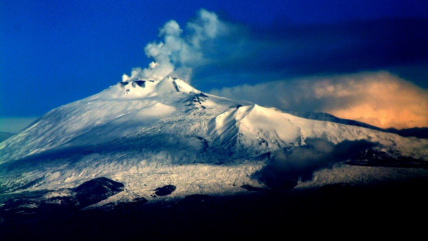   Intensa actividad eruptiva del volcán Etna complica el tráfico aéreo 