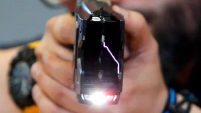 Desde marzo, Carabineros usará pistolas táser en casos de violencia intrafamiliar