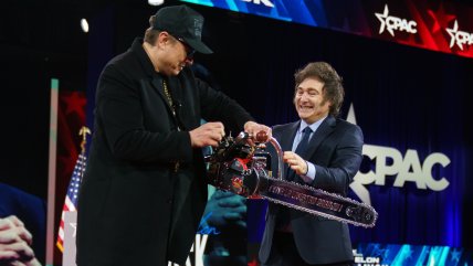   Milei le regaló una motosierra a Elon Musk durante foro en EEUU 