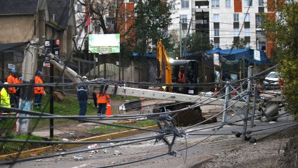   Conductor ebrio chocó y botó poste eléctrico en Recoleta: Tránsito se encuentra cortado 