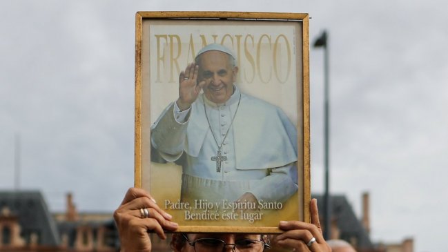 El papa sigue con fisioterapia respiratoria y se le retiró la ventilación mecánica