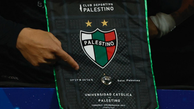 Palestino incluyó fragmento de casa bombardeada en Gaza en su banderín ante la UC