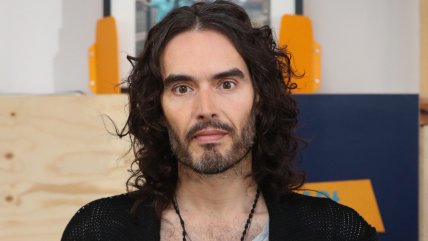   Russell Brand será procesado por violación y agresión a mujeres 