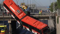 Bus RED chocó y cayó a la Autopista Central: 11 personas lesionadas