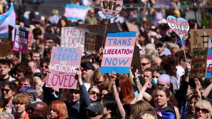   Miles de británicos protestaron por los derechos trans tras definición legal de mujer 
