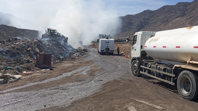 Megaquema de basura en Antofagasta aqueja con gran nube tóxica a viviendas