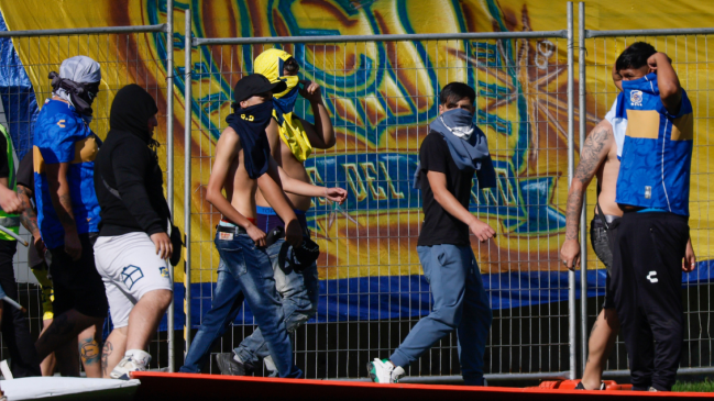 Barristas de Everton invadieron la cancha de Sausalito e intentaron increpar a los jugadores