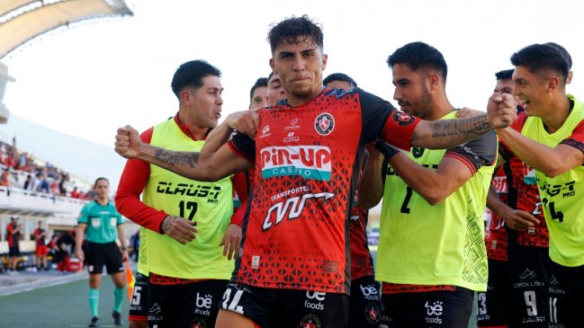 [VIDEO] César Pinares dejó parado a Fernando de Paul con golazo de tiro libre