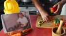 La simbólica historia detrás de la foto viral de León XIV sirviendo comida peruana