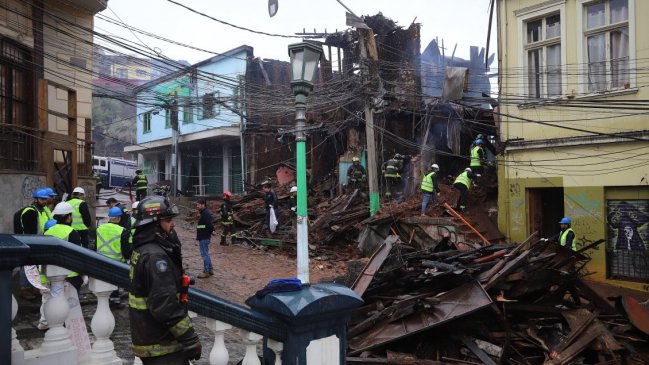 Hallaron otros tres cuerpos en escombros de incendio en Barrio Puerto de Valparaíso