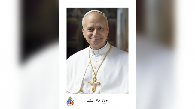 Con firma en latín y la cruz relicario: Vaticano publicó la foto oficial del papa León XIV