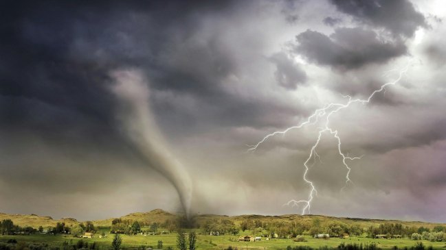 Al menos 21 muertos: Sistema de tornados azota el centro de Estados Unidos