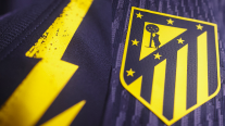 Atlético de Madrid lanzó camiseta inspirada en la banda AC/DC