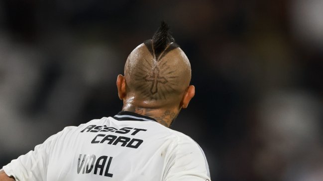 Arturo Vidal reaccionó a lienzo que colgó la barra de Colo Colo