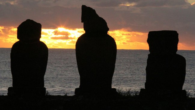 Alerta roja para Rapa Nui por incendio forestal que amenaza sectores poblados