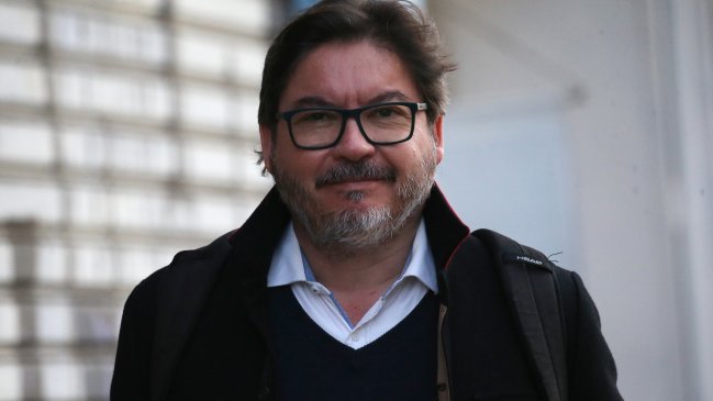Acusan que exministro Barraza viajó al extranjero pese a licencia médica