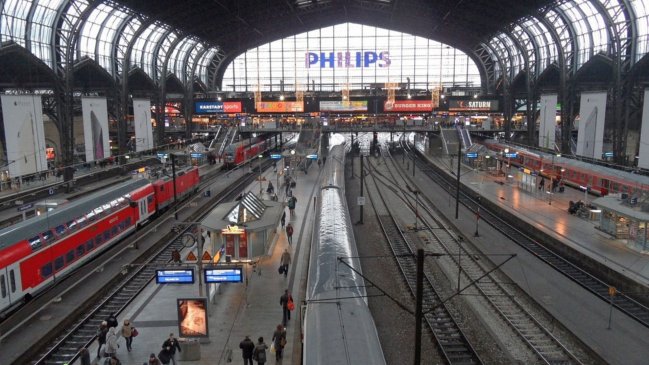 Mujer apuñaló a 17 personas en estación de trenes de Hamburgo