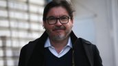 Acusan que exministro Barraza viajó al extranjero pese a licencia médica