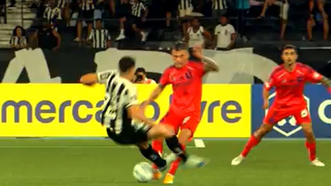 [VIDEO] Charles Aránguiz recibió criminal patada y Botafogo se quedó con 10 jugadores