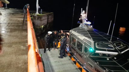  Aysén: Rescatan a tripulantes de barcaza que se hundió en Puerto Aguirre  