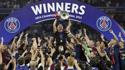   Luis Enrique encabezó la celebración de PSG tras obtener la UEFA Champions League en Múnich 