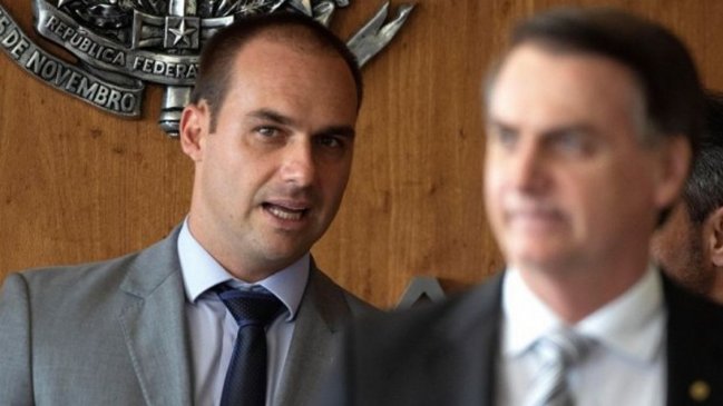 Hijo de Bolsonaro amenaza con ser candidato presidencial en 2026