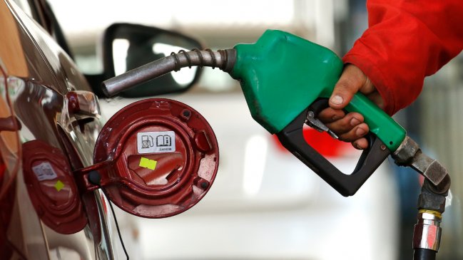 Precios de las bencinas tendrán leve caída desde este jueves