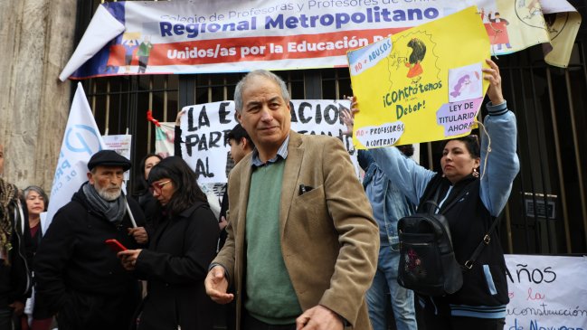 Profesores protestan en frontis del Ministerio de Educación