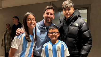   Messi recibió a los hijos de Vidal en la concentración argentina antes de enfrentar a La Roja 