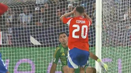  ¡Era el empate! Cepeda elevó por poco su remate en el área de Argentina  