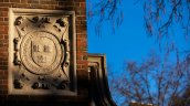 Política migratoria de Trump complica a 50 estudiantes chilenos en Harvard