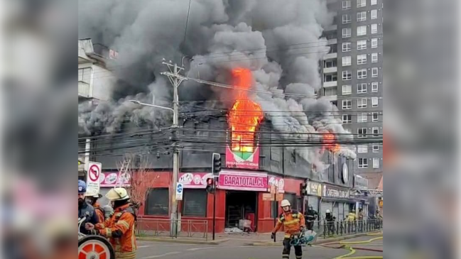 Gran incendio consumió tres locales en el centro de Temuco