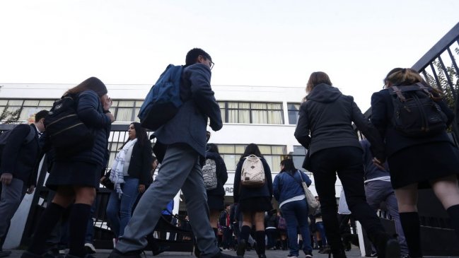 Liceo de Valparaíso espera el aguacero tapado con nylon