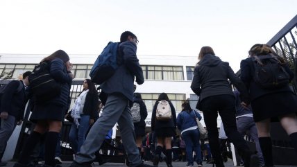   Liceo de Valparaíso espera el aguacero tapado con nylon 