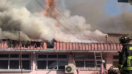   Devastador incendio consume escuela básica en el centro de Curanilahue 