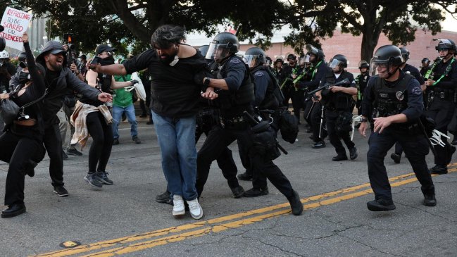 Los Ángeles declaró toque de queda ante tensión por redadas y protestas
