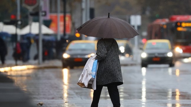 Que los santiaguinos no se sorprendan: Meteorología anunció lluvia intensa y mucho frío para este jueves